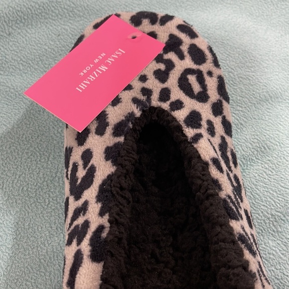 ISAAC MIZRAHI Sherpa Leopard Slippers - Picture 8 of 9